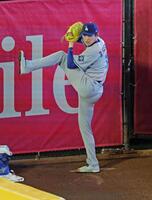 　試合開始に向け、ブルペンで投球練習するドジャース・佐々木（共同）