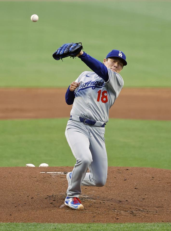 　ブレーブス戦の１回、打球に反応するドジャース・山本（提供・共同通信社）