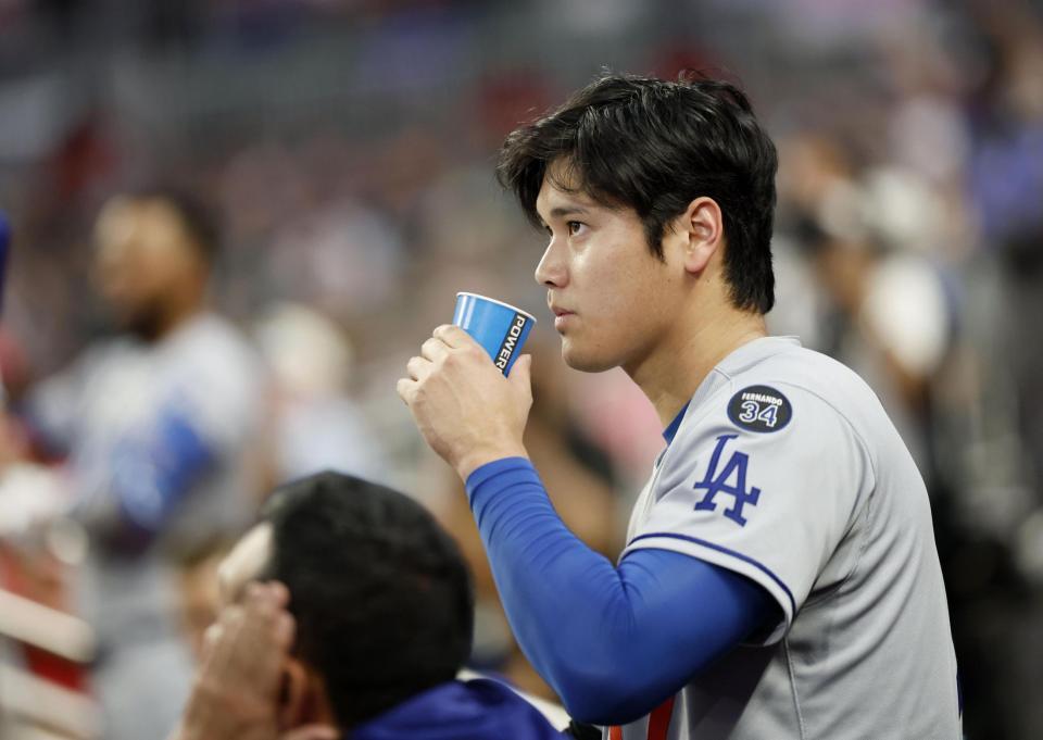 　ブレーブス戦の６回、試合を見つめるドジャース・大谷（共同）