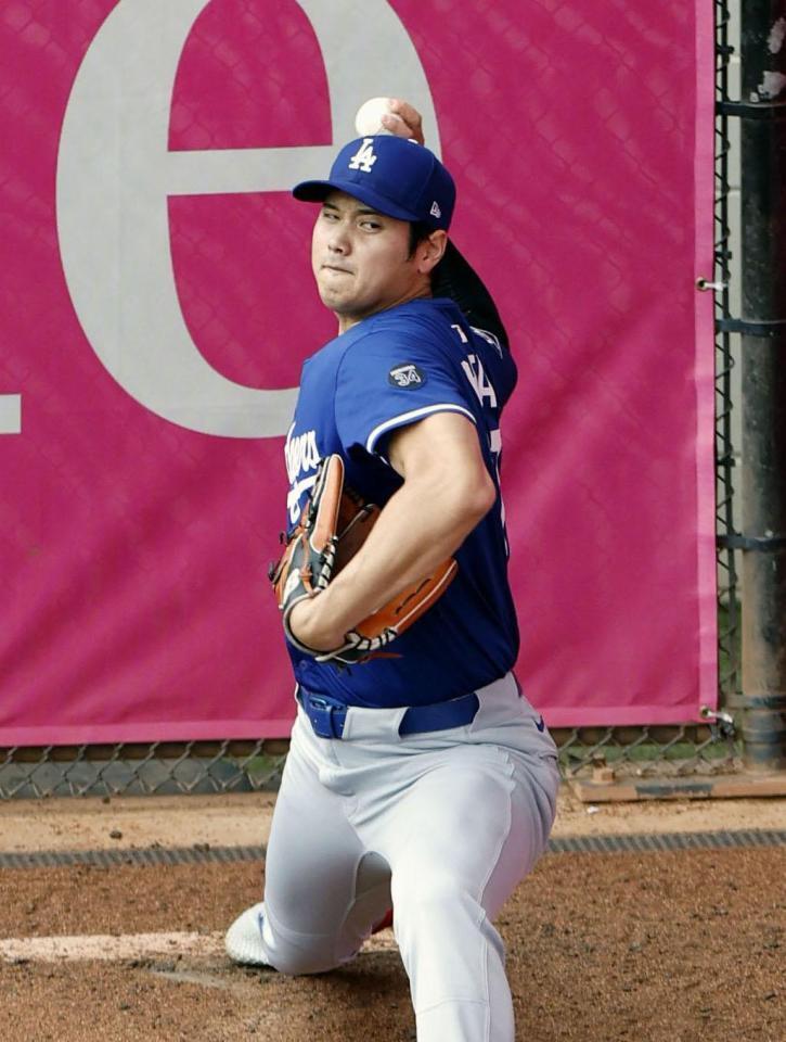　ブルペンで投球練習するドジャース・大谷（共同）