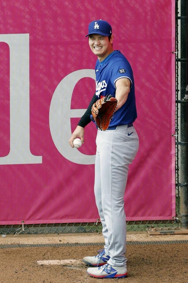 　ブルペンでの投球練習中、笑顔を見せるドジャース・大谷（共同）