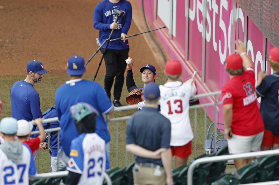 　ブルペンでの投球練習を終え、ファンにボールを投げるドジャース・大谷（共同）