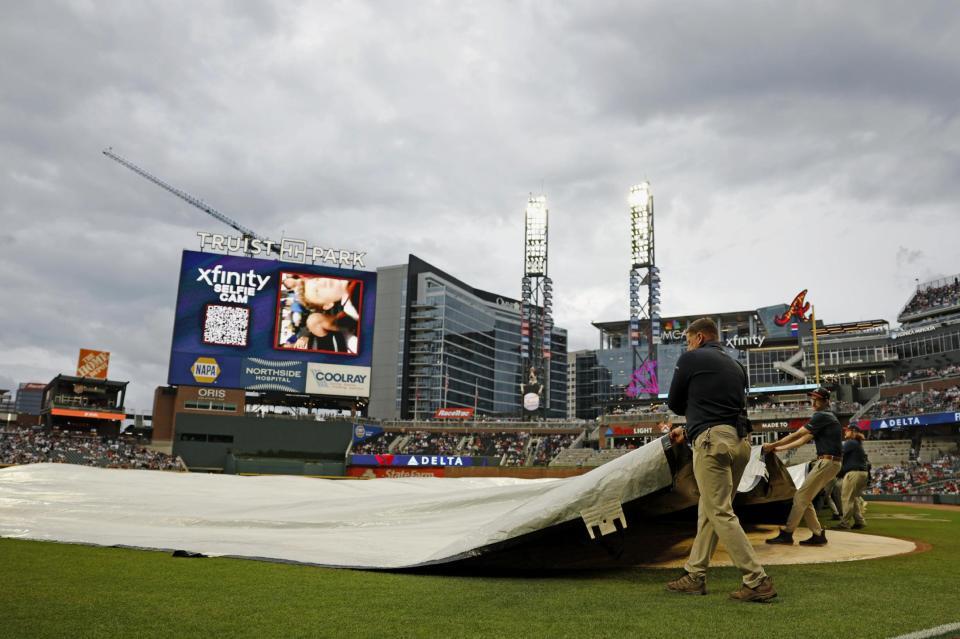 　ブレーブス－ドジャースで、雨天のためシートが掛けられたグラウンド（共同）