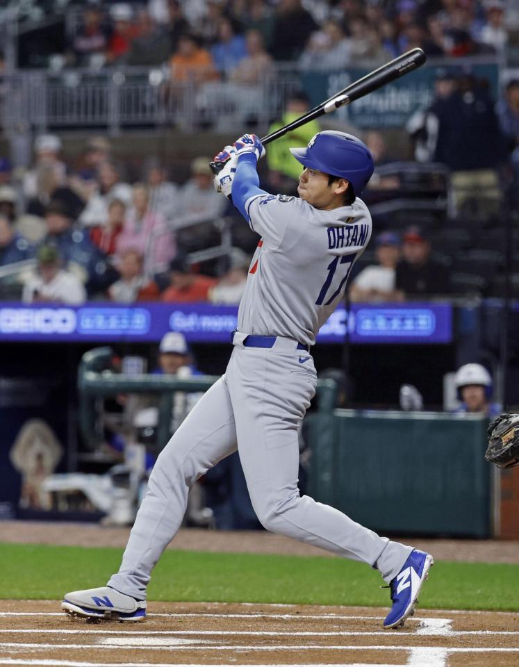 　ブレーブス戦の１回、中前打を放つドジャース・大谷（共同）