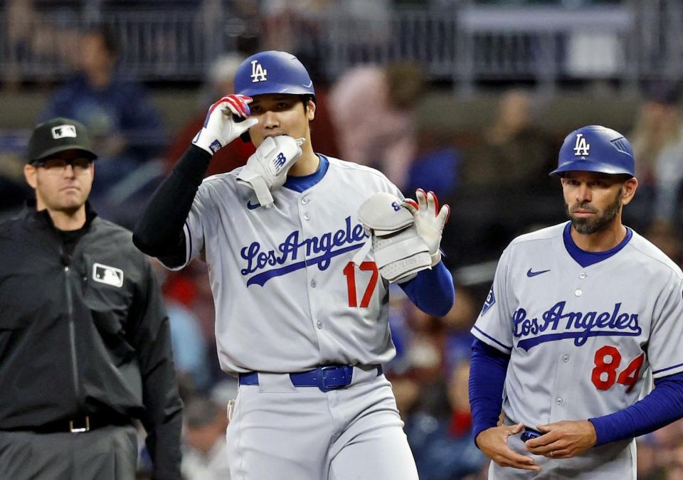 　ブレーブス戦の１回、中前打を放ちポーズをとるドジャース・大谷（共同）