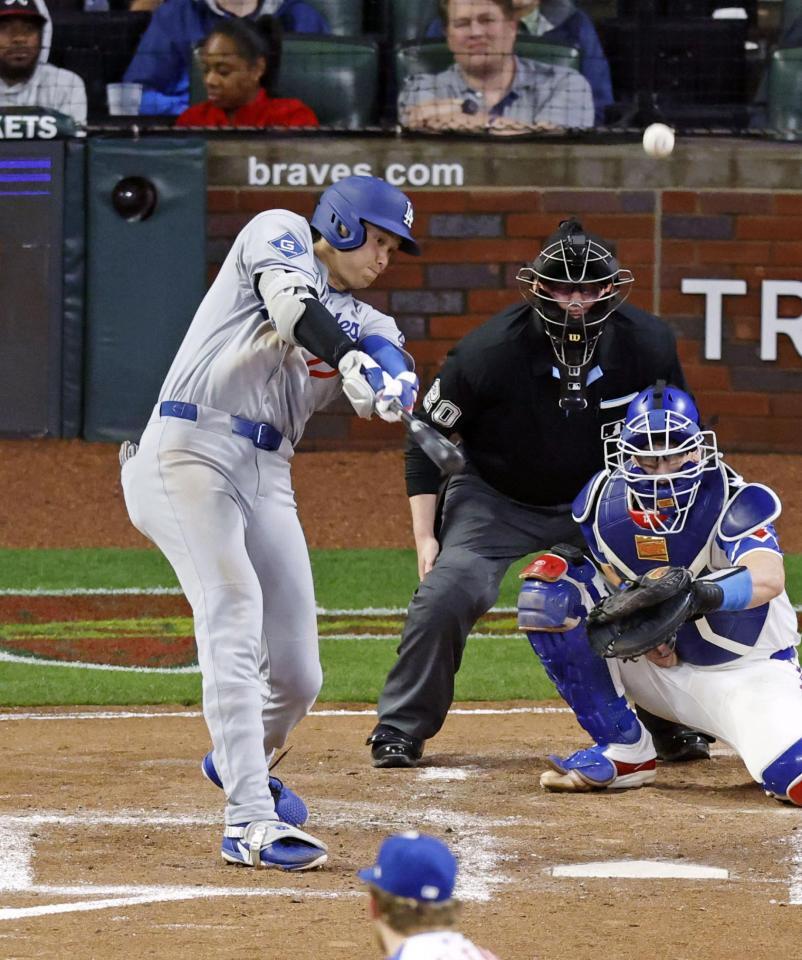 　ブレーブス戦の３回、８号ソロを放つドジャース・大谷（共同）