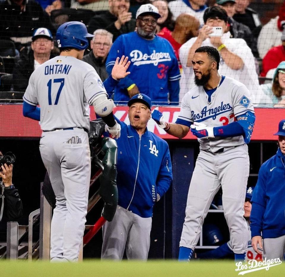 　３回、８号ソロを放ってベンチに戻ってきた大谷（ロサンゼルス・ドジャース提供）