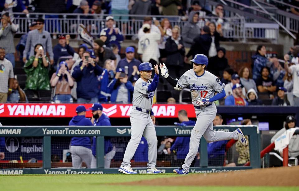 　ブレーブス戦の３回、８号ソロを放ち三塁を回るドジャース・大谷（共同）