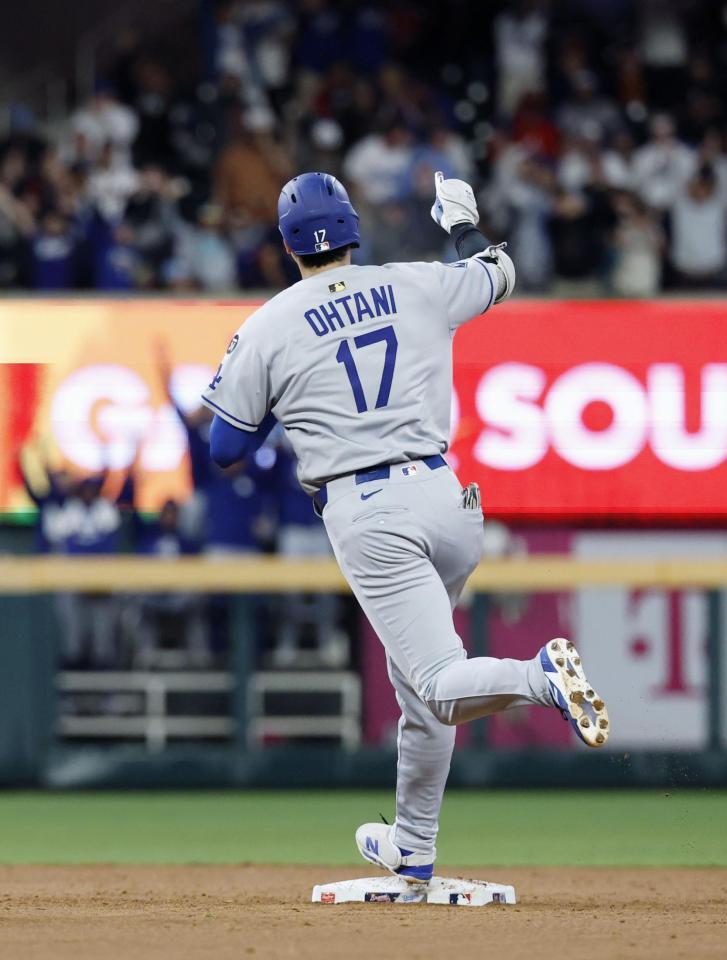 　ブレーブス戦の３回、８号ソロを放ち二塁を回るドジャース・大谷（共同）