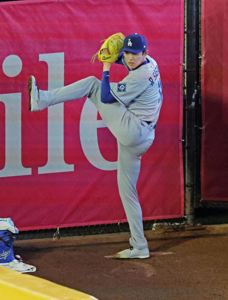 　試合開始に向け、ブルペンで投球練習するドジャース・佐々木（共同）