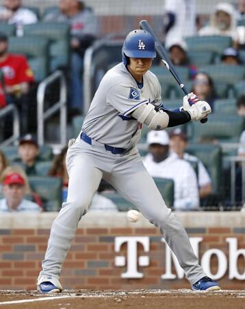 　ブレーブス戦の３回、四球を選ぶドジャース・大谷＝アトランタ（共同）