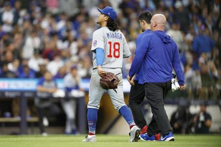 　ブルワーズ戦の６回、守備の際に負傷して降板するカブス先発の今永＝ミルウォーキー（ゲッティ＝共同）