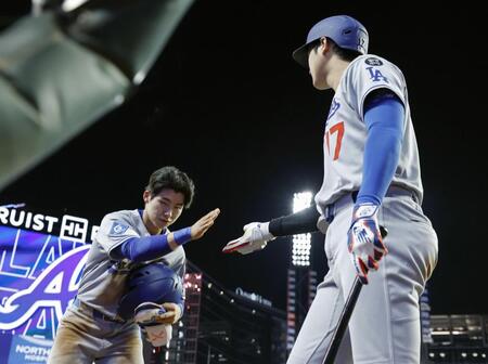 　ブレーブスに敗れ、代走で出場したキム・ヘソン（左）とタッチを交わすドジャース・大谷（提供・共同通信社）