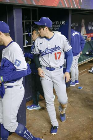 　ブレーブスに敗れ、引き揚げるドジャース・大谷（17）＝アトランタ（共同）