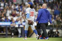 　ブルワーズ戦の６回、守備の際に負傷して降板するカブス先発の今永＝ミルウォーキー（ゲッティ＝共同）