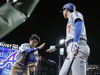 　ブレーブスに敗れ、代走で出場したキム・ヘソン（左）とタッチを交わすドジャース・大谷（提供・共同通信社）
