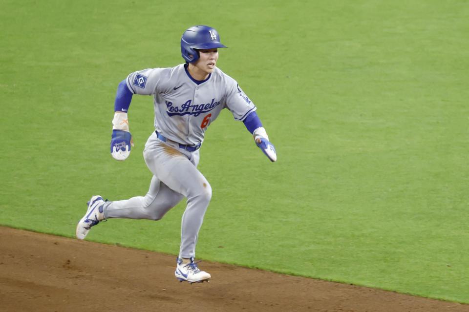 　ブレーブス戦の９回、代走で出場し二盗するドジャース・金慧成＝アトランタ（共同）