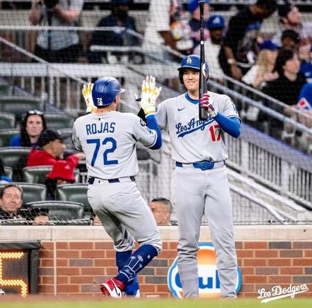 　７回、代打でソロ本塁打を放ったロハスを出迎える大谷（ロサンゼルス・ドジャース提供）