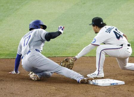 　マーリンズ戦の３回、二盗を決めるドジャース・大谷（共同）