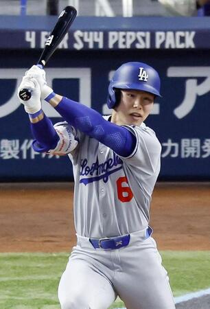 　マーリンズ戦の５回、メジャー初安打を放つドジャース・金慧成（共同）