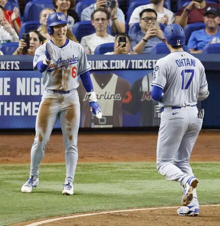 　マーリンズ戦の５回、９号２ランを放ったドジャース・大谷を迎える金慧成（共同）
