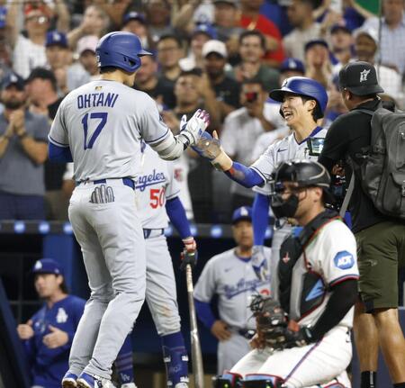 　マーリンズ戦の５回、９号２ランを放ち、金慧成に迎えられるドジャース・大谷（共同）