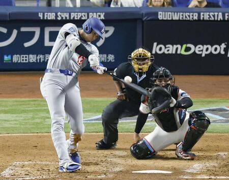 　マーリンズ戦の５回、９号２ランを放つドジャース・大谷（共同）