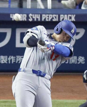 　マーリンズ戦の５回、９号２ランを放つドジャース・大谷（共同）