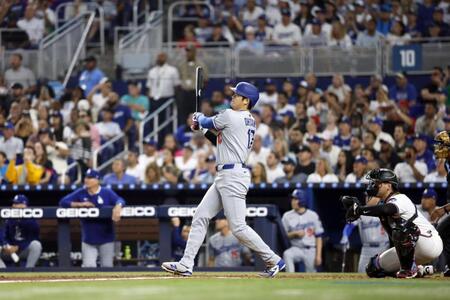　マーリンズ戦の５回、９号２ランを放つドジャース・大谷（共同）