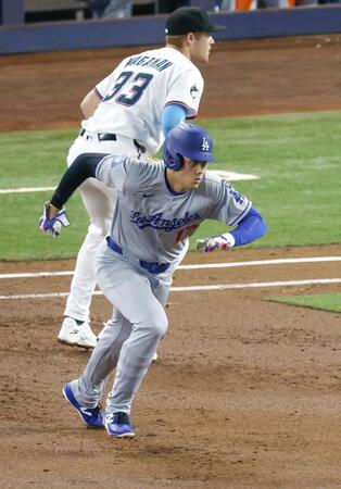 　マーリンズ戦の３回、二盗のスタートを切るドジャース・大谷（共同）