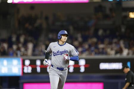 　マーリンズ戦の５回、９号２ランを放ち塁を回るドジャース・大谷（共同）