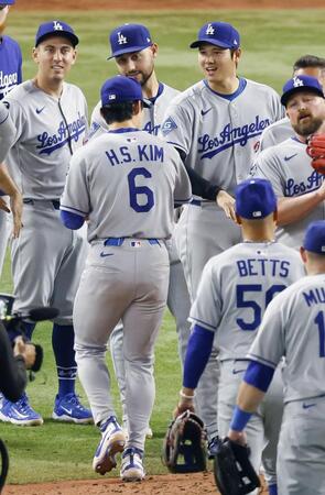 　マーリンズに勝利し、金慧成（６）らナインを迎えるドジャース・大谷（奥、左から３人目）＝共同