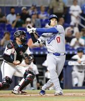 　マーリンズ戦の１回、空振り三振に倒れたドジャース・大谷（共同）
