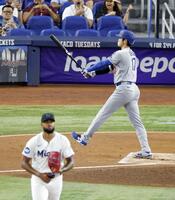 　マーリンズ戦の１回、空振り三振に倒れたドジャース・大谷。投手アルカンタラ（共同）