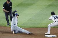 　マーリンズ戦の３回、二盗を決めるドジャース・大谷（共同）