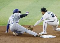 　マーリンズ戦の３回、二盗を決めるドジャース・大谷（共同）