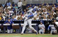 　マーリンズ戦の５回、９号２ランを放つドジャース・大谷（共同）