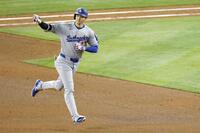 　マーリンズ戦の５回、９号２ランを放ち塁を回るドジャース・大谷（共同）