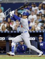 　マーリンズ戦の５回、メジャー初安打を放つドジャース・金慧成（共同）