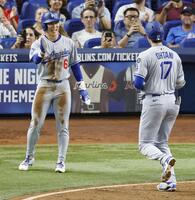 　マーリンズ戦の５回、９号２ランを放ったドジャース・大谷を迎える金慧成（共同）
