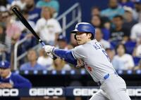 　マーリンズ戦の５回、メジャー初安打を放つドジャース・金慧成（共同）