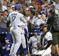 　マーリンズ戦の５回、９号２ランを放ち、金慧成に迎えられるドジャース・大谷（共同）