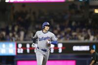 　マーリンズ戦の５回、９号２ランを放ち塁を回るドジャース・大谷（共同）