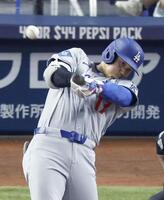 　マーリンズ戦の５回、９号２ランを放つドジャース・大谷（共同）