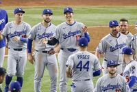 　マーリンズに勝利し、ナインを迎えるドジャース・大谷（左から３人目）＝共同
