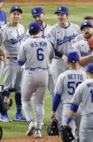 　マーリンズに勝利し、金慧成（６）らナインを迎えるドジャース・大谷（奥、左から３人目）＝共同