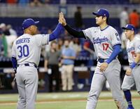 　マーリンズに勝利し、ロバーツ監督（30）とタッチを交わすドジャース・大谷（共同）
