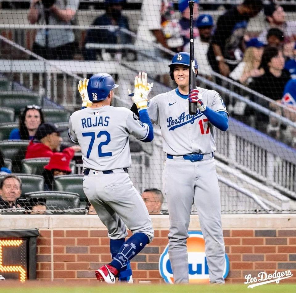 　７回、代打でソロ本塁打を放ったロハスを出迎える大谷（ロサンゼルス・ドジャース提供）