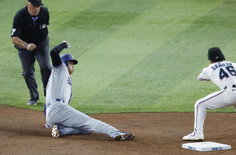 　マーリンズ戦の３回、二盗を決めるドジャース・大谷（共同）