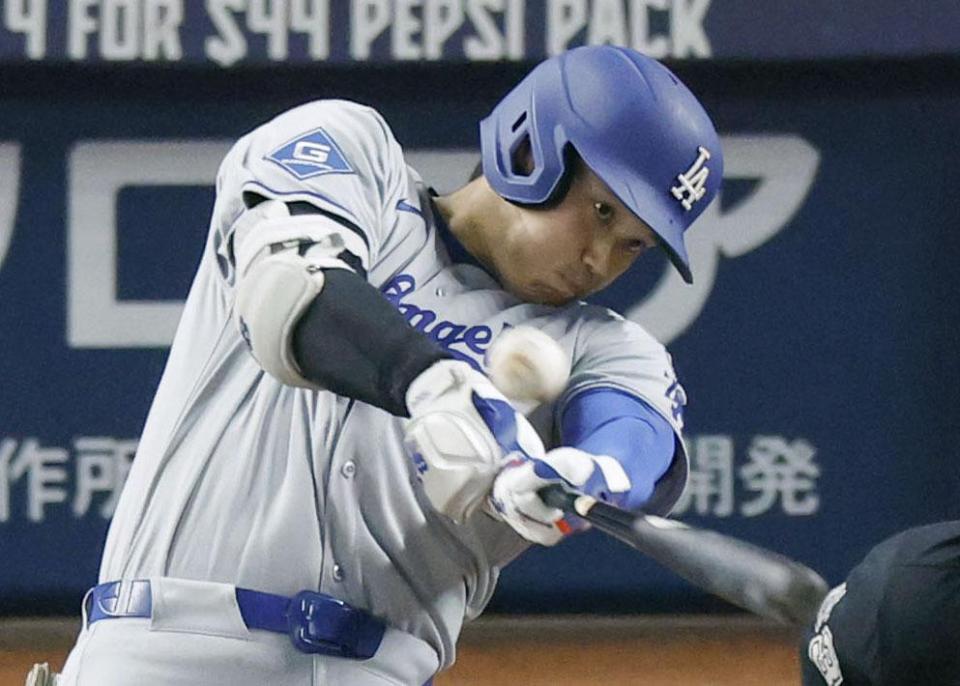 　マーリンズ戦の５回、９号２ランを放つドジャース・大谷（共同）